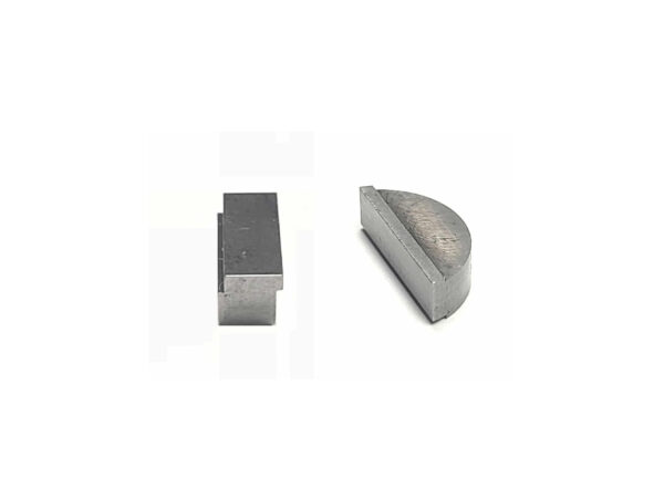 Offset stepped key for re-timing camshaft 2 deg